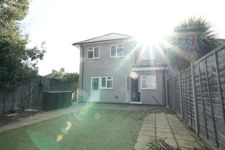 17G| Near Airport| Easily connected| 2 Kitchen gallery image 2