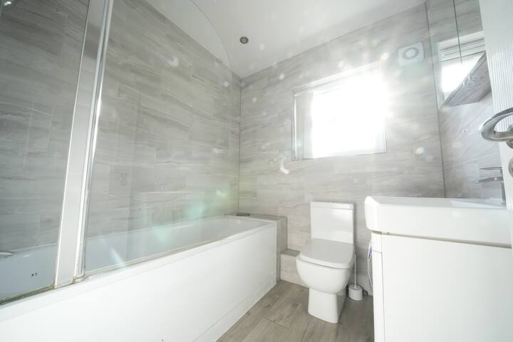 17G| Near Airport| Easily connected| 2 Kitchen gallery image 4