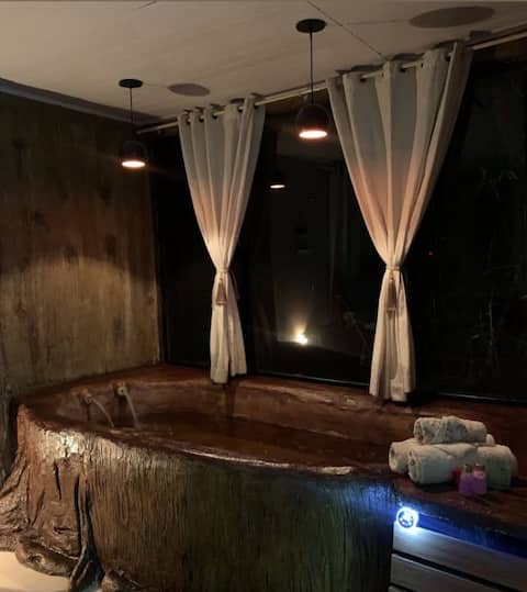 Romantic chalet with Jacuzzi in the middle of the woods!