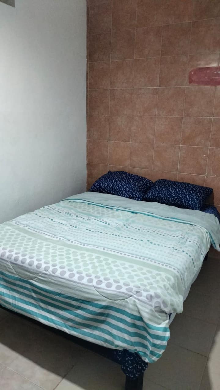 Dhoma e gjumit #2 ka një krevat dopio të rehatshëm dhe një boudoir dollapi dhe ventilator tavani,