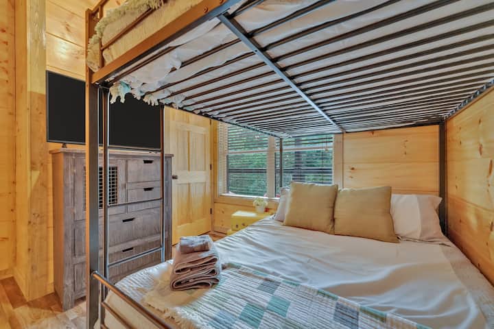Habitación con literas: ¡relájate con estilo con encantadores detalles de madera y comodidades modernas para la máxima comodidad!