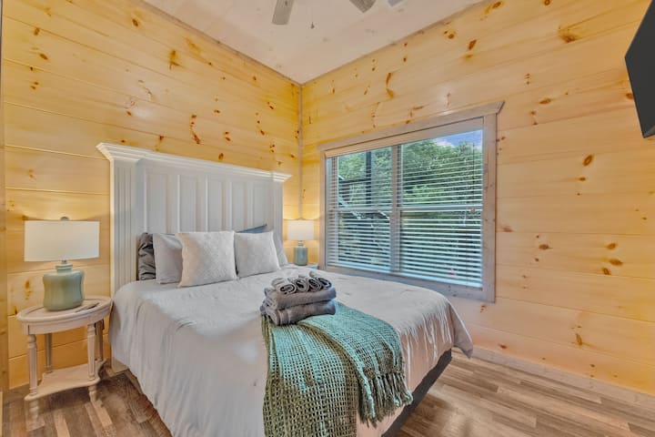 Retiro en el dormitorio: relájate en un espacio iluminado por el sol con una lujosa cama y encantadores detalles de madera.