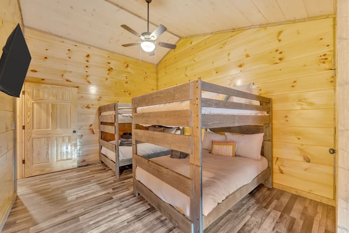 Habitación con literas: escapada llena de diversión con literas espaciosas y encanto rústico, ¡perfecto para aventuras familiares!