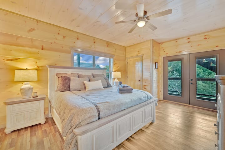 Suite principal: ¡relájate en este espacioso refugio con vistas impresionantes y una elegante decoración rústica!