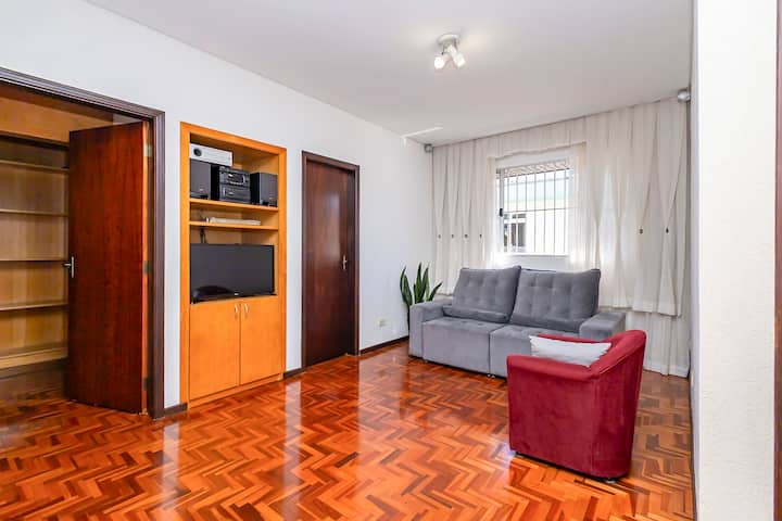 Sebule yenye televisheni, mazingira yenye nafasi kubwa na starehe ambayo hutoa ufikiaji wa vyumba vyote kwenye ghorofa ya juu na bafu la kijamii. Mahali pazuri pa kupoza, kusoma kitabu au kutazama televisheni.