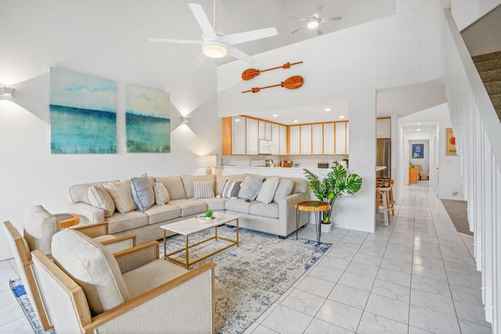 3BR/3BA Resort Condo, poolside, walk to beach!