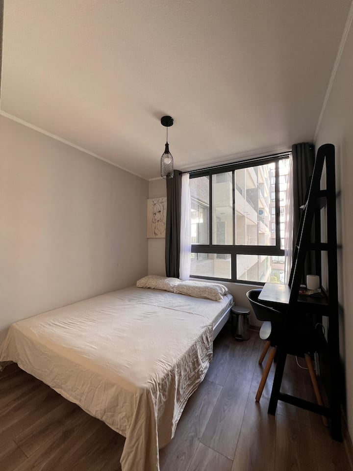 Მყუდრო ოთახი Queen-ის საწოლით იდეალურია ორი ადამიანისთვის. Მას აქვს სამუშაო სივრცე, რომელიც აღჭურვილია სამუშაო მაგიდით და ფართო კარადა მოხერხებულობისთვის. Იდეალურია დასვენებისა და სტუმრობის ორგანიზებისთვის.