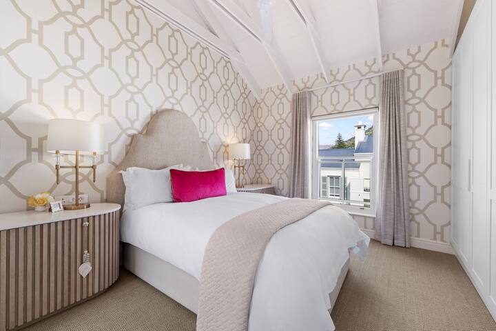 Modern Coastal Townhouse at The Majestic gallery image 2