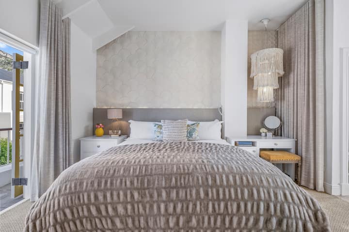 Elegantna, moderna spavaća soba s kupaonicom dizajnirana za udobnost i privatnost. Savršena za odmor, osvježenje i punjenje baterija u stilu.