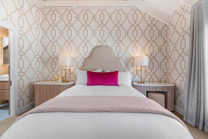 Odmorite se u stilu, ova spavaća soba s bračnim krevetom i kupaonicom kombinira moderan dizajn s udobnošću, stvarajući elegantno i mirno utočište samo za vas