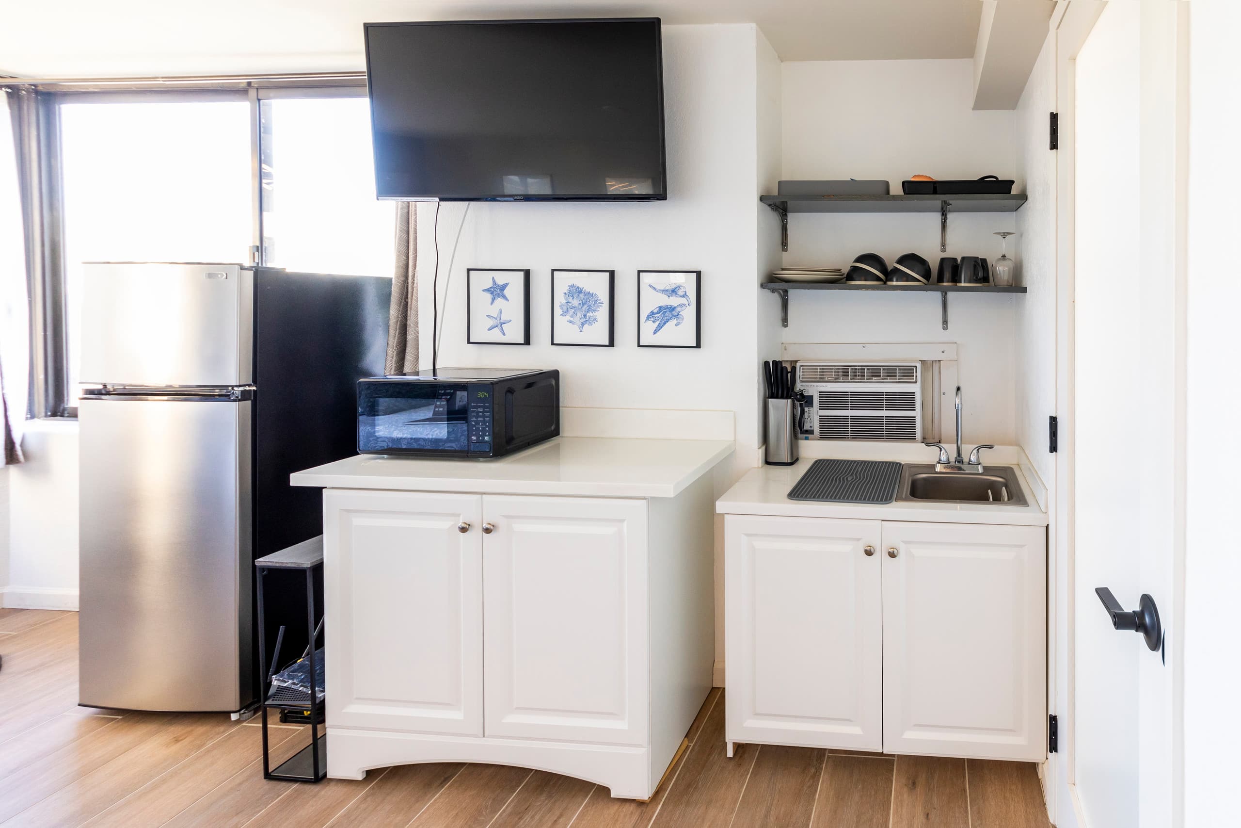 Condo in Honolulu · ★4.63 · Studio · 1 bed · 1 private bath - Image 4
