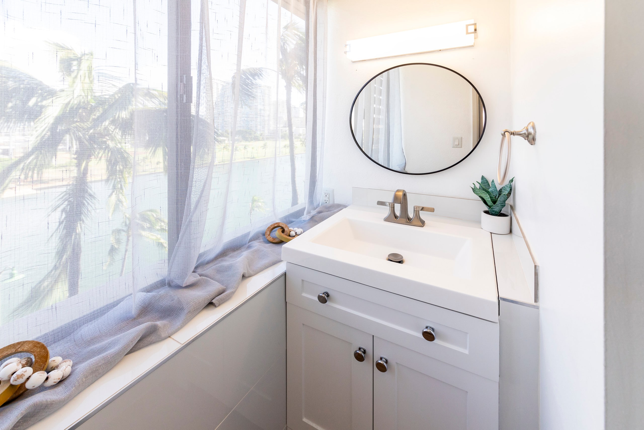 Condo in Honolulu · ★4.89 · Studio · 1 bed · 1 private bath - Image 11
