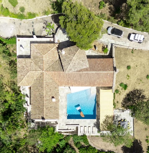 The Estate - Countryside Villa Getaway