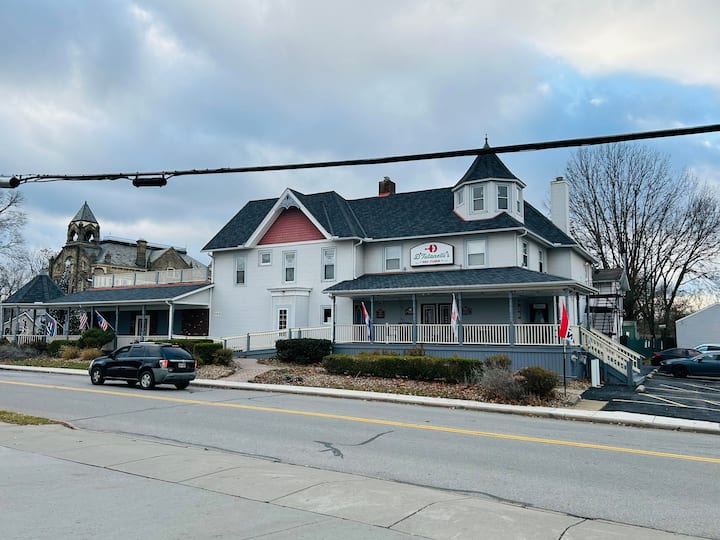 Cozy Historic Downtown Apt For 4 - Amherst, OH