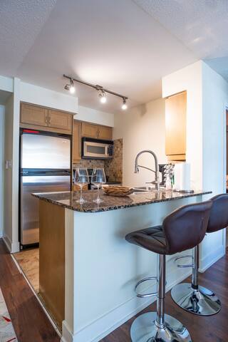 Luxury 3BD Condo by Rogers Cntr, CN Twr, FREE Park gallery image 5