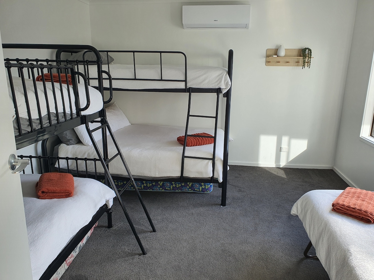 ห้องพักสองชั้นกว้างขวางพร้อมเตียงคู่ 1 หลังและเตียงเดี่ยว 4 หลัง