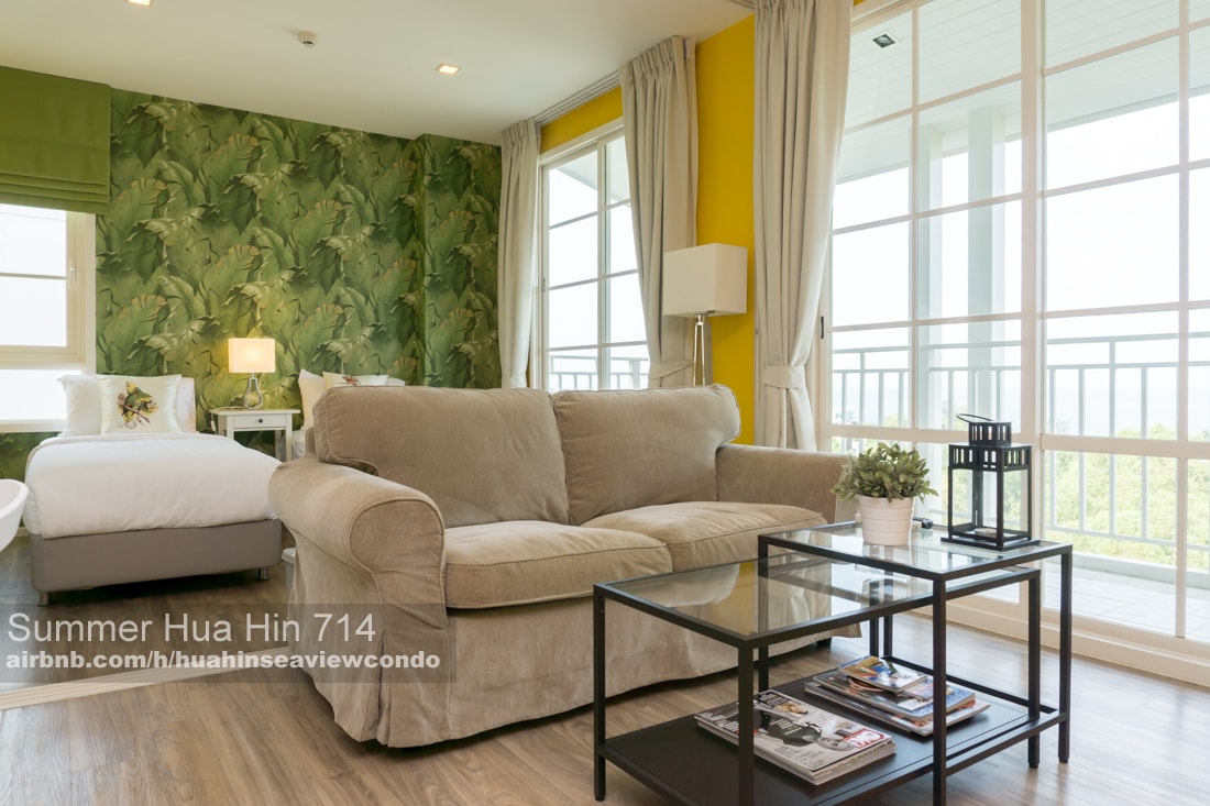 客厅，阳光充足，海景迷人。