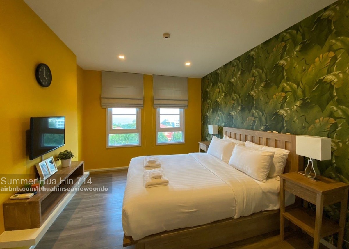 主卧室，壮丽的海景。 电视、附带卫生间和衣柜。