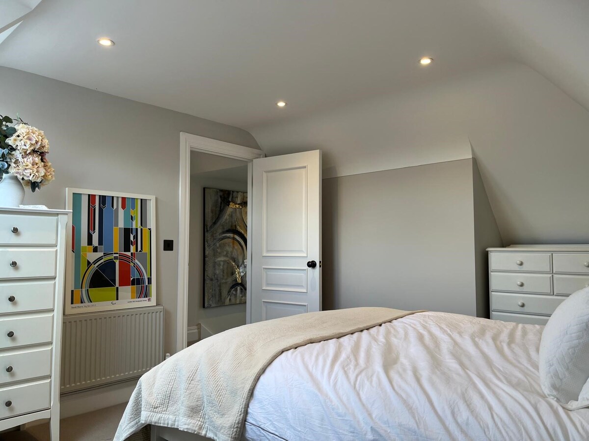 غرفة نوم مزدوجة كبيرة مع سرير بمقاس كبير وتخزين ملابس رائع والكثير من الضوء الطبيعي وإمكانية الوصول إلى حمام مشترك مع غرفة نوم 4.