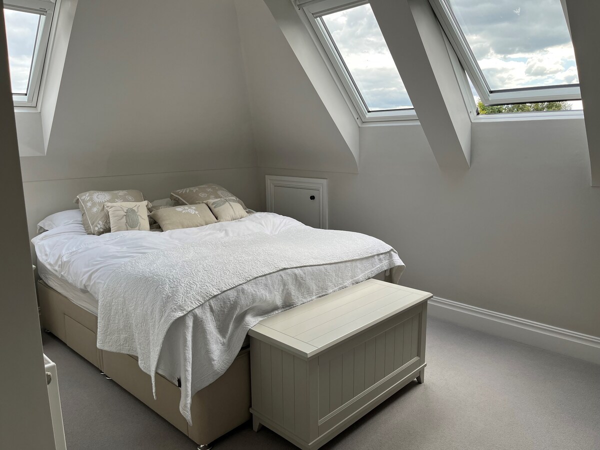 غرفة نوم مزدوجة كبيرة تستقبل الكثير من الضوء الطبيعي طوال اليوم. تم تركيب ستائر تعتيم. الوصول إلى حمام مشترك مع غرفة النوم 2.