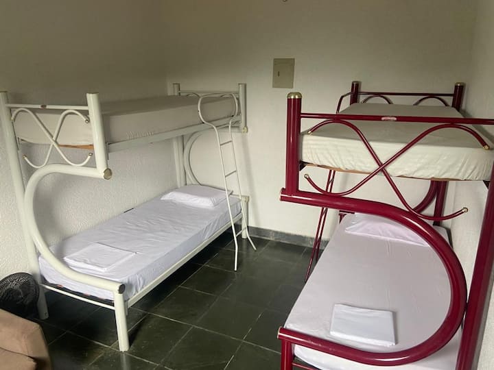 Chumba cha ghorofa ya juu kilicho na vitanda 2 vya ghorofa na kitanda 1 cha sofa