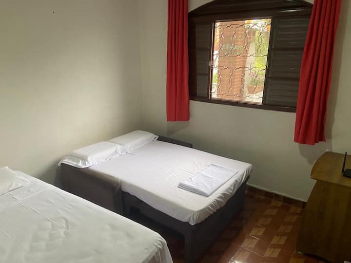 Chumba cha kulala cha ghorofa ya juu chenye kitanda 1 cha sofa na kitanda 1 cha mtu mmoja