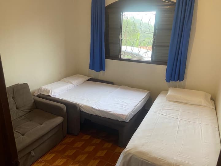 Chumba cha kulala cha ghorofa kuu chenye kitanda cha sofa 2 na kitanda 1 cha mtu mmoja