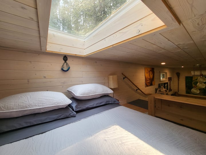 Спалната соба се состои од брачен кревет (широк 150-179 см) и простор за складирање облека кој ѝ овозможува на собата да се чувствува удобно и организирано.