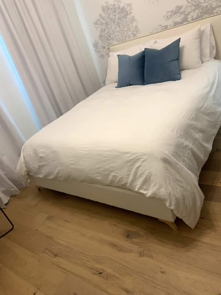 Nueva cama tamaño queen en nuestro segundo dormitorio de abajo (solía ser una cama individual en esta habitación, pero ahora una cama tamaño queen). También tiene su propio baño completo