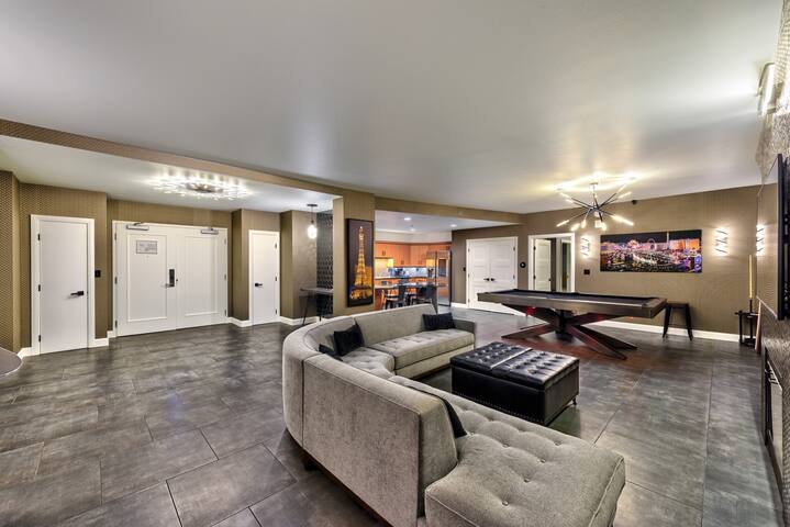 2 Bedrooms*Strip View*Pool Table*Retro Arcade gallery image 5