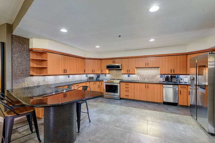 2 Bedrooms*Strip View*Pool Table*Retro Arcade gallery image 4