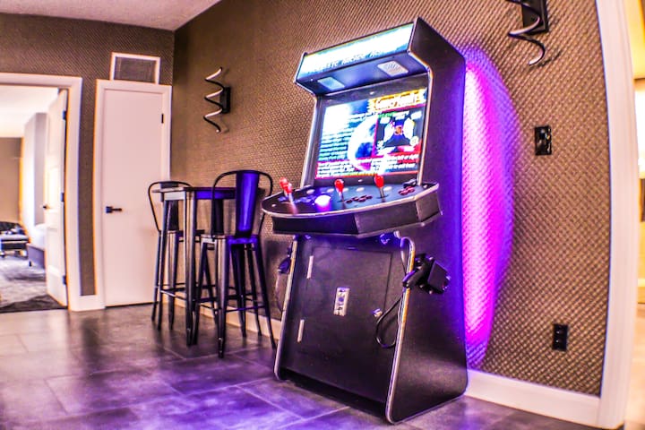 2 Bedrooms*Strip View*Pool Table*Retro Arcade gallery image 3