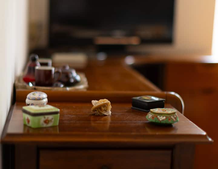 Niekoľko malých dekoratívnych predmetov vrátane púštnej ruže.