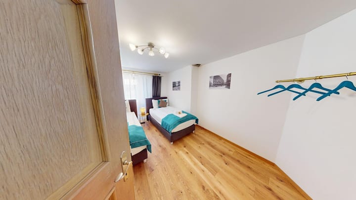 Gemütliches Schlafzimmer mit 2 Boxspringbetten (100x200) für einen erholsamen Schlaf.