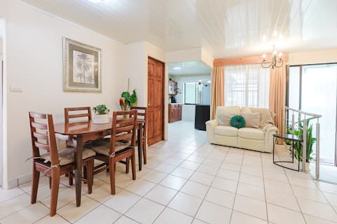 House with HOT TUB, Queen Bed, Central Area