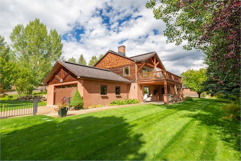 Spacious Downtown Home Ideal for Large Groups