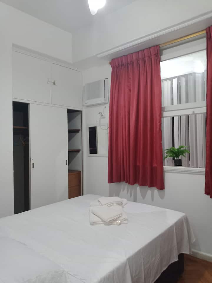 Dhomë private me çelës në derë për privatësi, krevat dopio, televizor inteligjent me wi-fi dhe pjatë satelitore të ndërtesës, dollapë, varëse rrobash, ajër të kondicionuar dhe ventilator tavani.