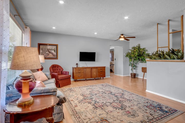 Relaxing Entire Home, No Checkout Chores - Canada