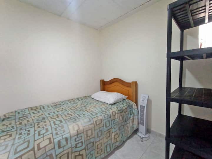 Уютно и отворено място за отдих – тази компактна, но удобна спалня предлага спокойно пространство със здрави рафтове за съхранение и вентилатор, който да ви разхлажда. Въпреки че стаята няма врата, внимателно подбраното ѝ оформление създава усещане за уединение и спокойствие. 