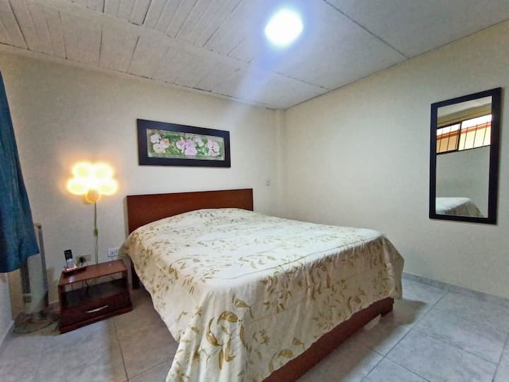 Просторно и привлекателно легло – пълноразмерното/двойно легло служи като централен елемент на тази уютна спалня, предлагаща щедро пространство за разтягане и почивка. Със здрава рамка и мек матрак, той е предназначен за спокоен сън и пълен комфорт.