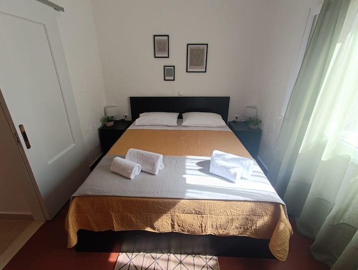 Manželská posteľ (160 cm)