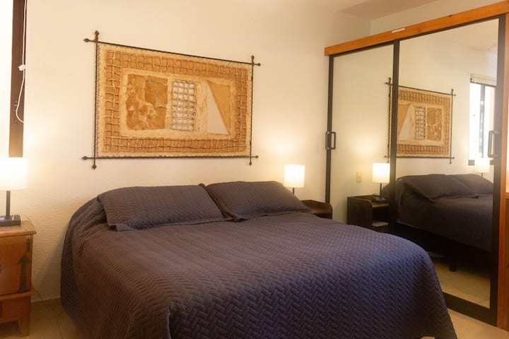 Queensize bed, de lamp heeft stekkers voor opladers.