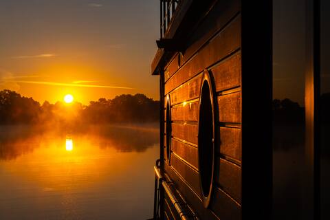 Winter romance in houseboat suite (fixed)