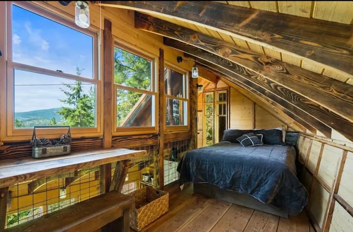 Rent Luxury Off Grid Treehouse Near City photo