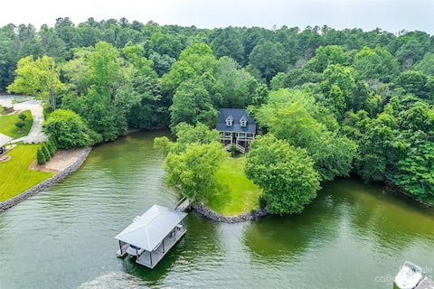 Lakefront Retreat +Stunning Views +Welcoming House