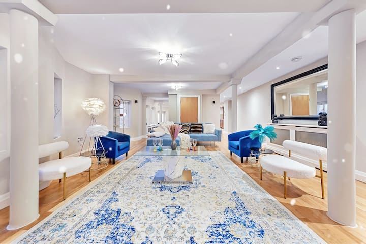 ULTRA MASSiVE House in HYDE PARK