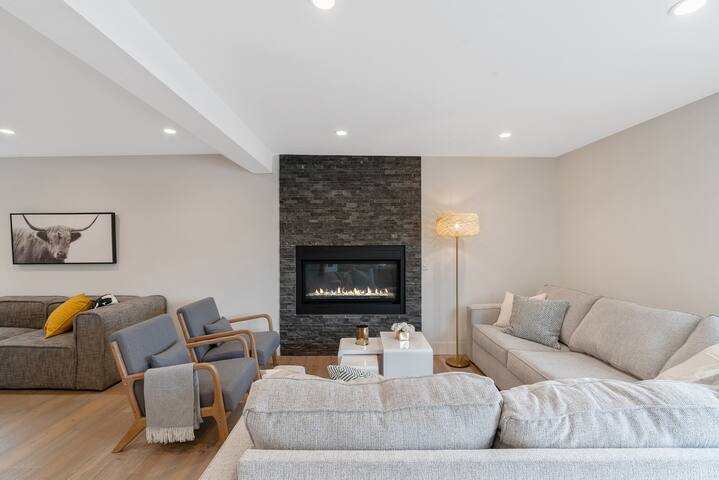 Panoramic LA Views – Modern & Cozy Retreat gallery image 3