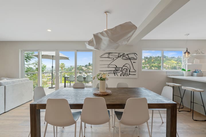 Panoramic LA Views – Modern & Cozy Retreat