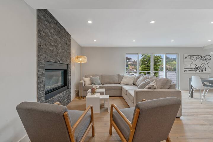 Panoramic LA Views – Modern & Cozy Retreat gallery image 4