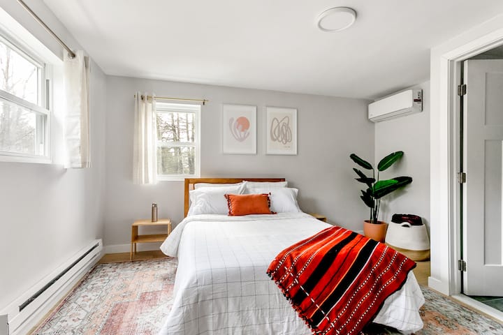 Dormitorio 2 con baño privado: este dormitorio está encima de un tramo de escaleras.